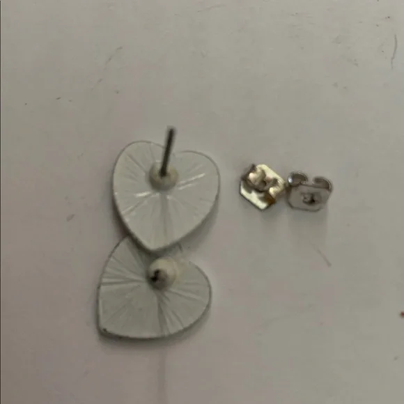 1/2” white painted weekend pierced earring in good condition - Picture 4 of 4